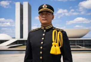 Oficial da PMDF fardado em frente ao Congresso Nacional em Brasília - Concurso CFO 2026.