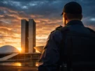 Piso nacional do Vigilante profissional em uniforme azul-marinho posicionado em frente a um edifício comercial, representando a prontidão e a responsabilidade da categoria.