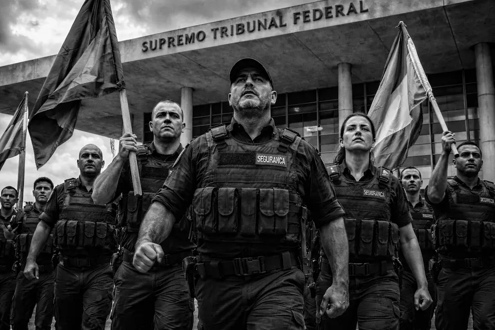 Aposentadoria Especial Vigilante Tema 1.209: A Derrota na STF 3 Vigilantes uniformizados em frente ao STF protestando contra a decisão da Aposentadoria Especial Vigilante Tema 1.209.